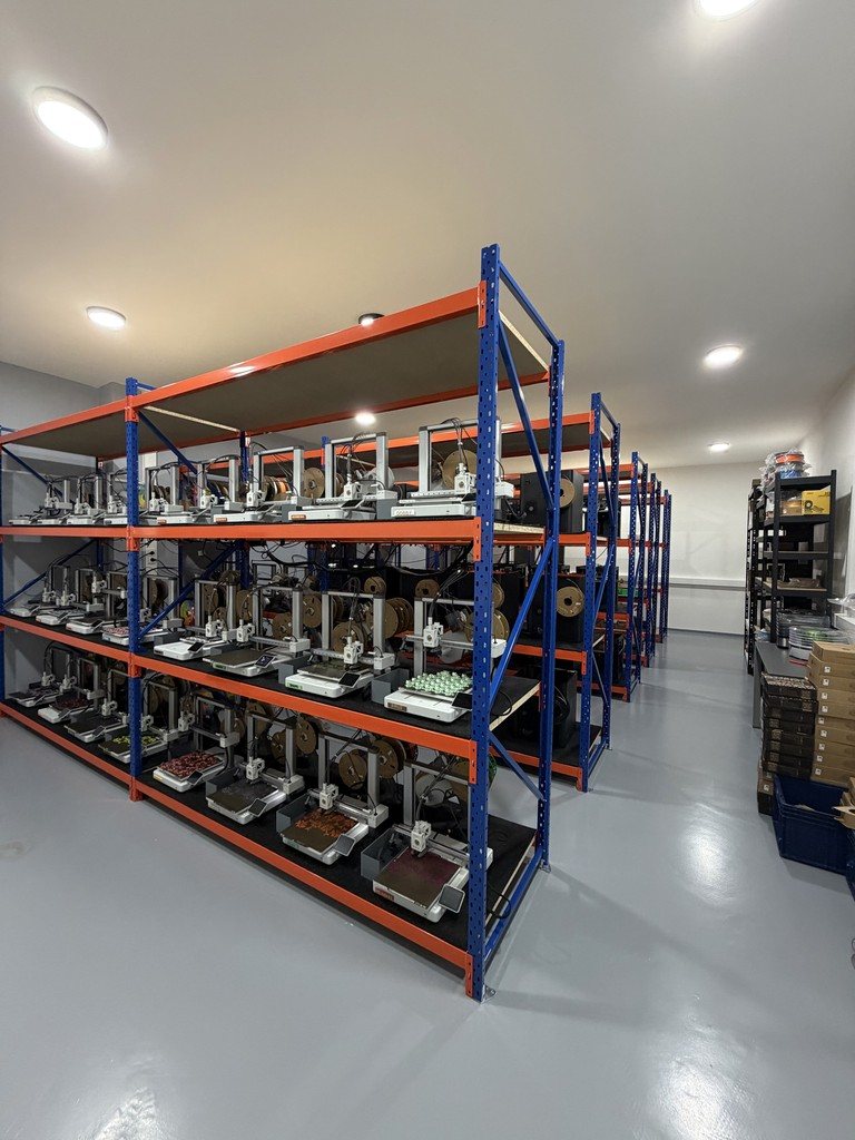 Tisková farma 3DCenter – regály s FDM tiskárnami v provozu