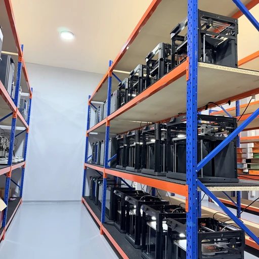 Uzavřené 3D tiskárny pro technické materiály na regálech